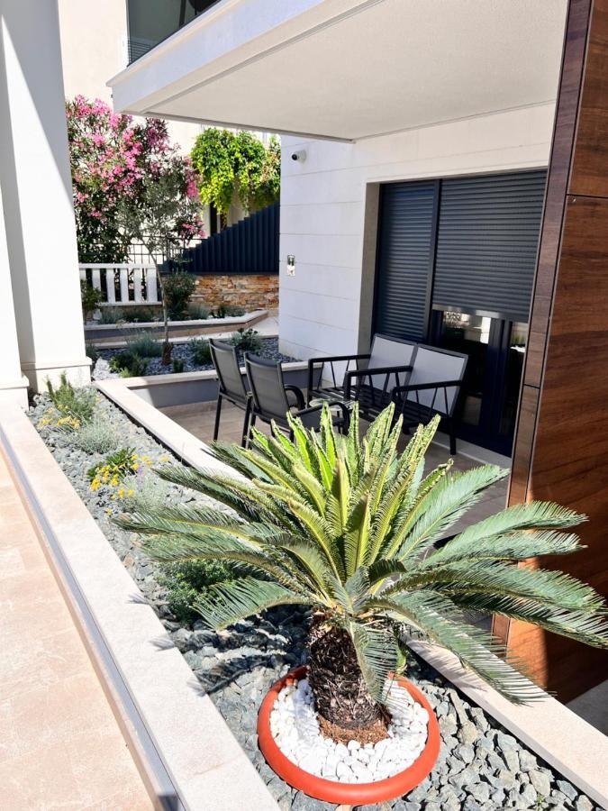 Luxury Beachfront Villa Carlisa Ciovo Exterior photo